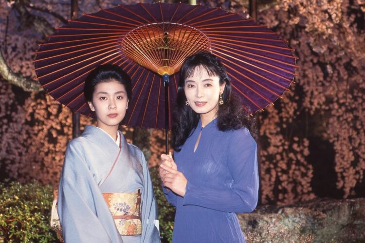 1994年、NHK大河『花の乱』の制作会見に訪れた島田さん。隣には松たか子の姿も