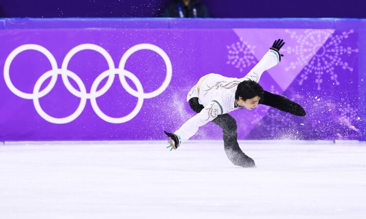 2018年の平昌五輪。ジャンプでバランスを崩すも着氷（時事通信フォト）