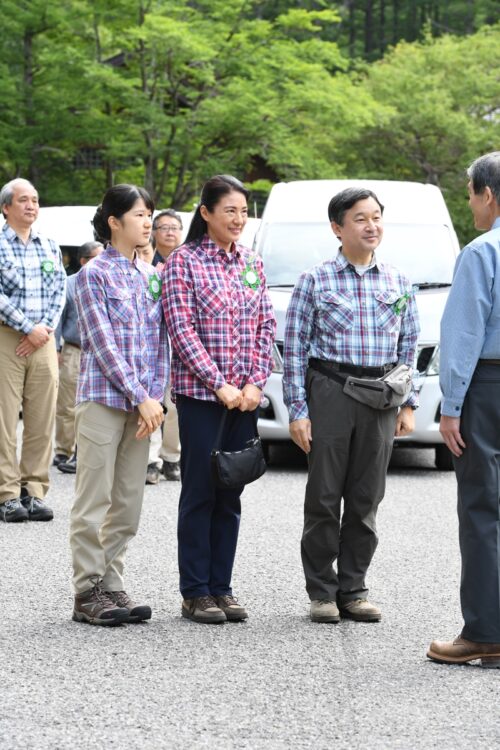 ご一家はチェックでそろえられることも（写真／JMPA）