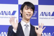 羽生結弦、最高の五輪名場面「リンクサイドで号泣」「表彰式でのお茶目な姿」