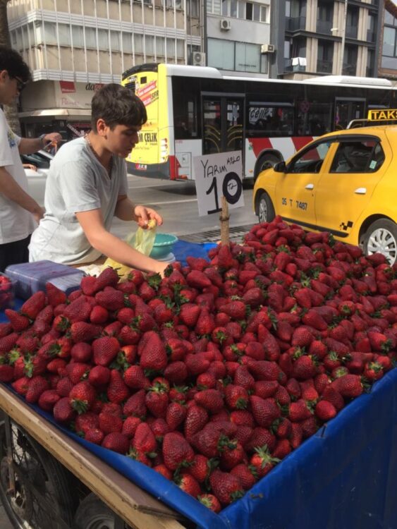 街中でいちごを販売。仲介業者を通さないので格安で品質の良いものが手に入る。