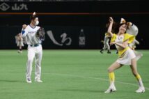 チアリーダーと共に「きつねダンス」を踊る全パの清宮幸太郎(左、日本ハム)。7月26日、福岡ペイペイドーム(時事通信フォト)
