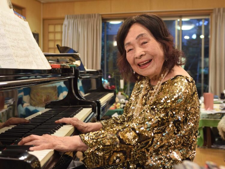 101歳の現役ピアニスト・室井摩耶子さんがピアノの前に座る