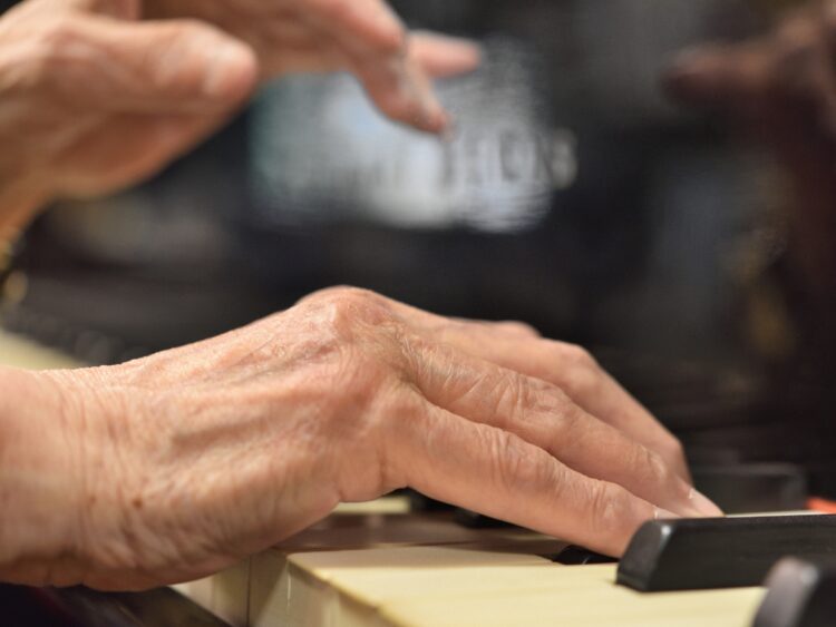 100歳を超えても鍵盤の上を跳ねるように動く指