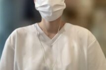 言葉を選びながら取材に応じた女性