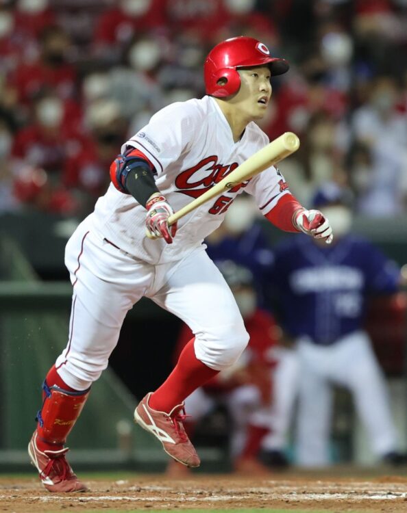 小園海斗は小窪コーチが鍛え上げた(時事通信フォト)