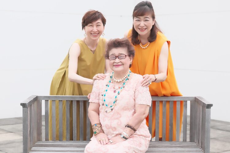長女・淳子（52）、次女の十世三宅藤九郎（49）とにんまりの和泉節子さん（写真／小倉雄一郎）