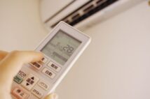 真夏のクーラー“つけっぱなし”と“こまめに切る”で電気代はどう変わるか