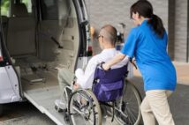 中高年になって取りたい資格　介護業界は資格取得で給与・待遇が一変する例も