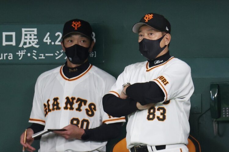 いま原監督の周りに年上のコーチはいない（左は阿部慎之助コーチ。時事通信フォト）