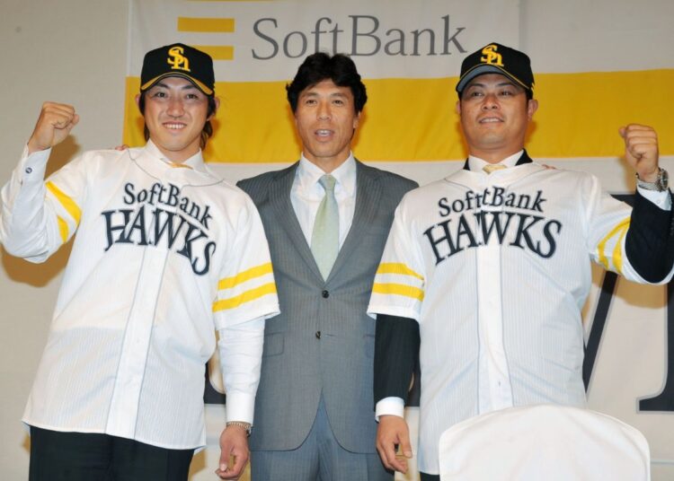 2010年オフに西武からFAした細川亨はホークスの連覇に貢献した。左は内川聖一（時事通信フォト）