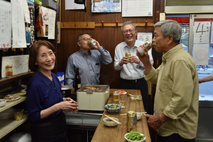 年輪も、刻まれた傷も渋い年季の入ったカウンターを囲み、常連客の笑顔が絶えない