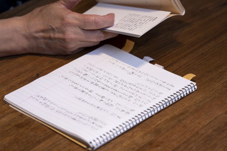 柴門さんが座右の一冊に選んだのは『考えるヒント』。文章の一節を丁寧な文字で書き写している