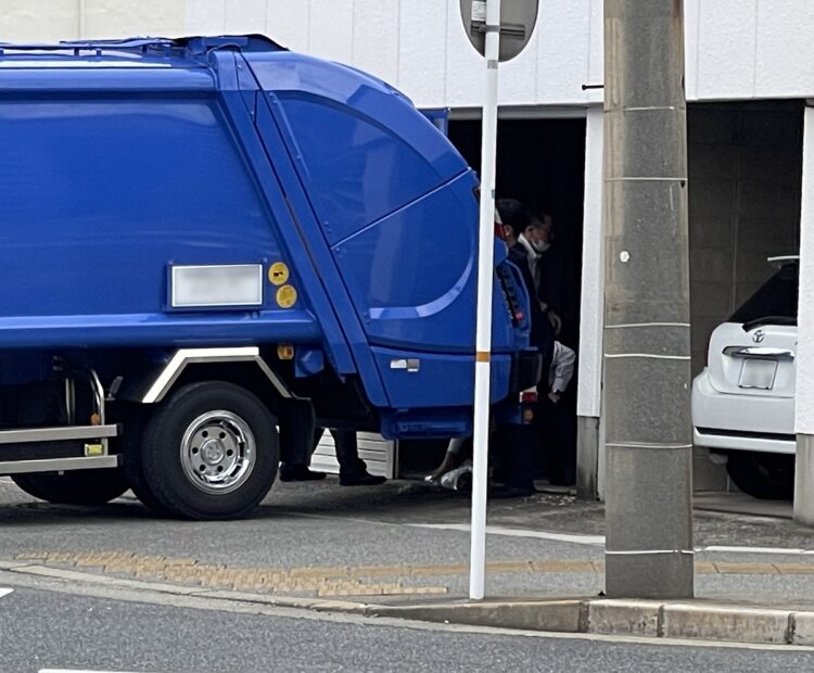 安倍事務所から献花の花がゴミ収集車へと積まれていく瞬間を目撃