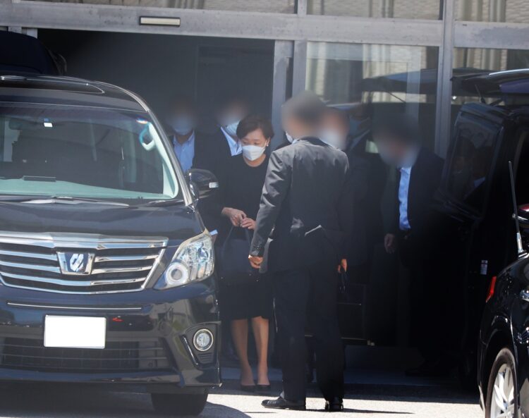 車に乗り込んでいく喪服の昭恵さん