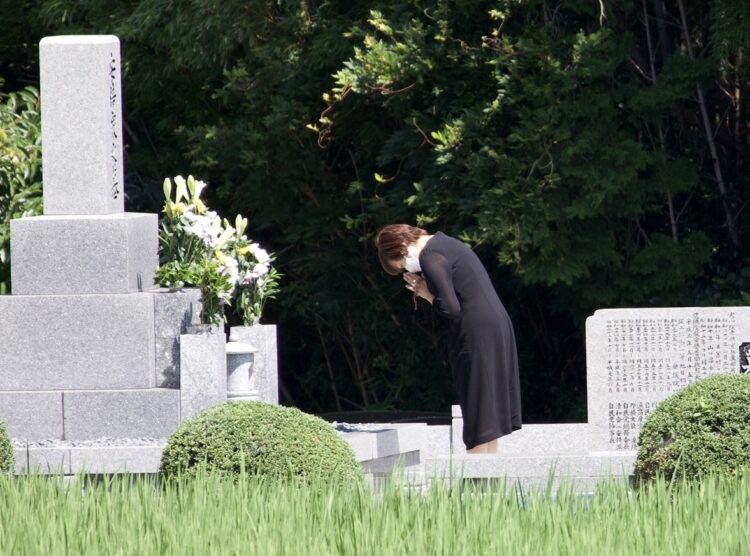 手を合わせた昭恵さん（写真は8月1日）