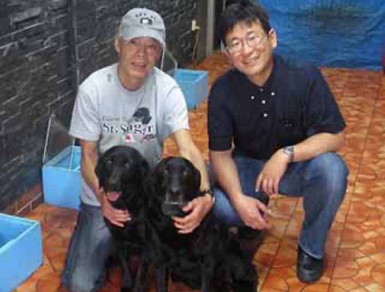 2008年より九州大学との共同研究を開始。マリーン（右）とそのクローン犬のエスパー。右は伊万里有田共立病院の園田英人副院長