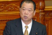 参院本会議で代表質問をする平野氏（写真は2003年／時事通信フォト）