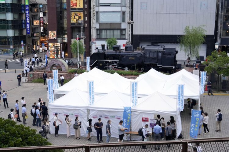 東京・新橋駅前のワクチン臨時接種会場には長蛇の列も（写真／共同通信社）