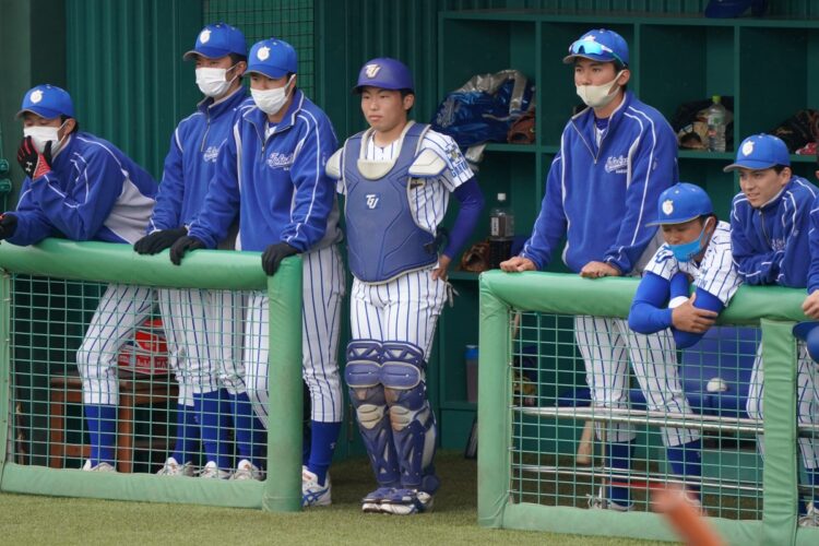 捕手の及川（写真右端）は大学で野球を続ける選択を