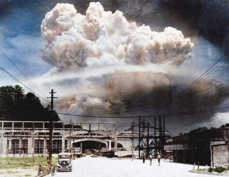 1945年8月9日に長崎へ投下された原爆。巨大な原爆雲を、市の南西に位置する香焼島から見る。写真＝庭田杏珠 × 渡邉英徳『AIとカラー化した写真でよみがえる戦前・戦争』（光文社 2020年）より