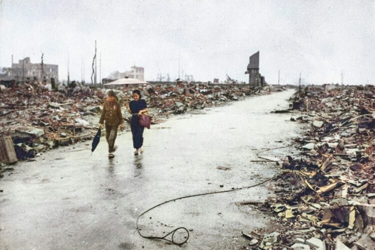 1945年9月8日、原爆投下から約1か月経った広島市内を歩く男女。写真＝庭田杏珠 × 渡邉英徳『AIとカラー化した写真でよみがえる戦前・戦争』（光文社 2020年）より
