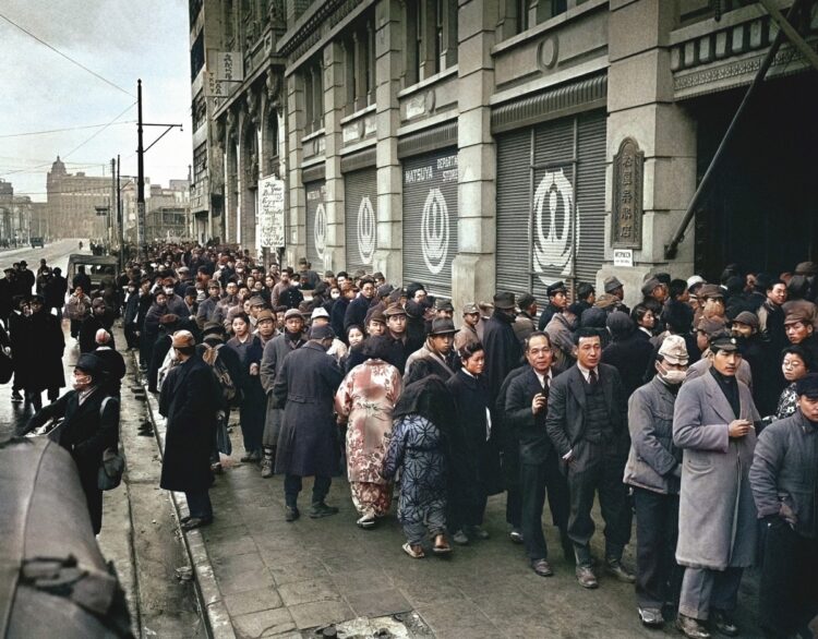 1946年1月25日、新発売の煙草「ピース」を求める人々が銀座松屋に列を成す。写真＝庭田杏珠 × 渡邉英徳『AIとカラー化した写真でよみがえる戦前・戦争』（光文社 2020年）より