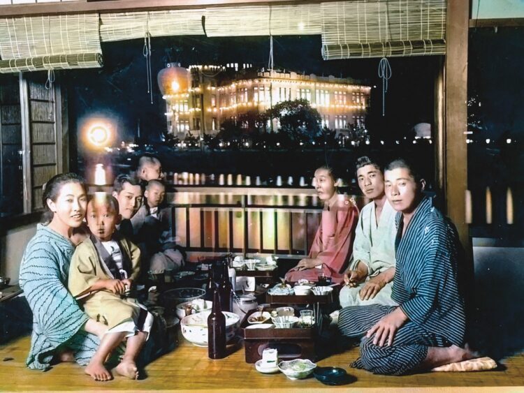 大正末期、電飾の灯る広島県産業奨励館（現・原爆ドーム）を背景に。写真＝庭田杏珠 × 渡邉英徳『AIとカラー化した写真でよみがえる戦前・戦争』（光文社 2020年）より