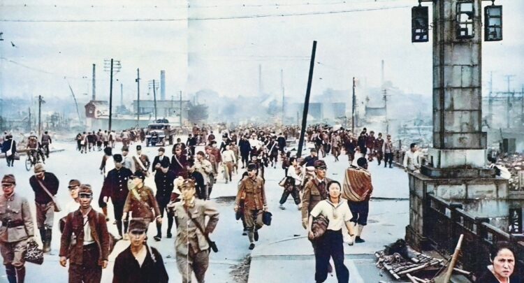 1945年6月8日、大阪空襲の翌朝には大勢の通勤者が十三大橋を行き交っていた（カラー化／渡邉英徳）