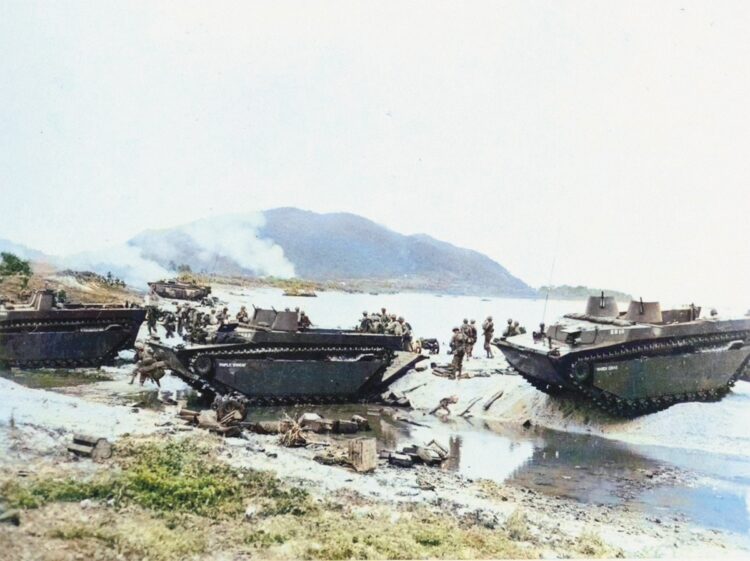 1945年6月3日、沖縄北部の伊平屋島に上陸するアメリカ海兵隊第8戦闘隊（カラー化／渡邉英徳）