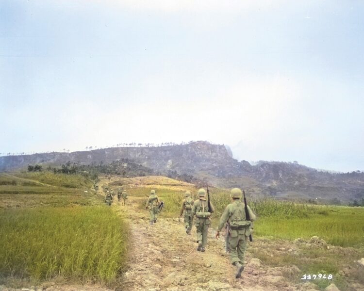 日本陸軍が守備する八重瀬岳へ向かう、米軍の第96師団第381歩兵部隊の偵察隊（カラー化／渡邉英徳）