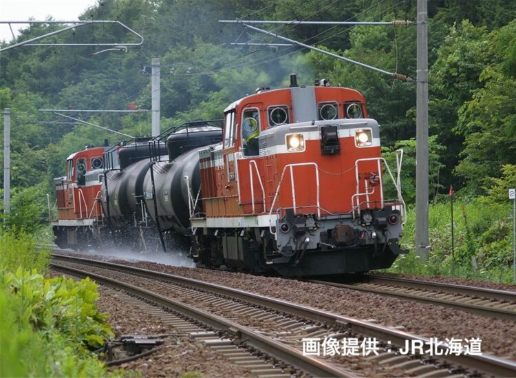 2両のタンク車で水を撒きながら走っていたJR北海道の散水車