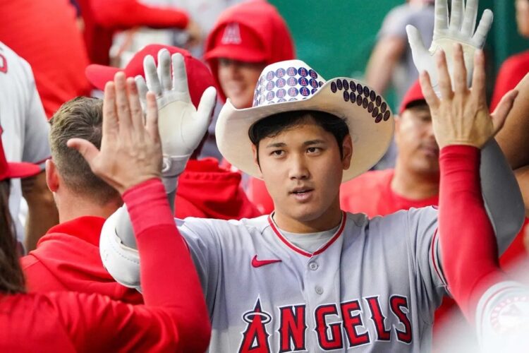 引き続きエンゼルスの赤いユニフォームを着ることになった大谷翔平（写真＝SipaUSA／時事）