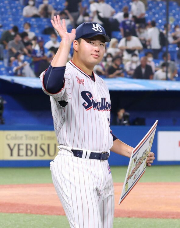 5打席連続ホームランの表彰を受けるヤクルト・村上宗隆（時事通信フォト）