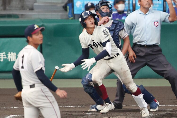 14日聖望学園戦9回表、内角の球をライトスタンドに運ぶ大阪桐蔭3年・松尾汐恩（時事通信フォト）