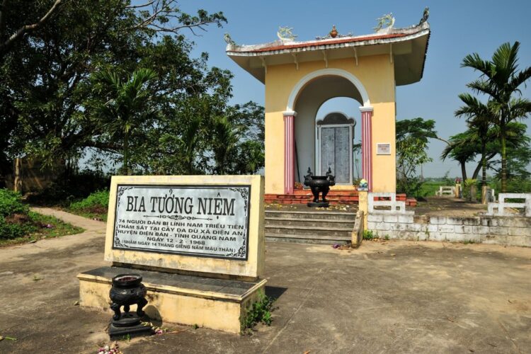 ベトナム中部「フォンニ村・フォンニャット村」に建つ民間人虐殺事件の慰霊碑（写真／村山康文）