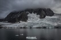 温暖化でどうなるのか（写真は北極海・ノルウェーの氷河。2022年7月。Getty Images）
