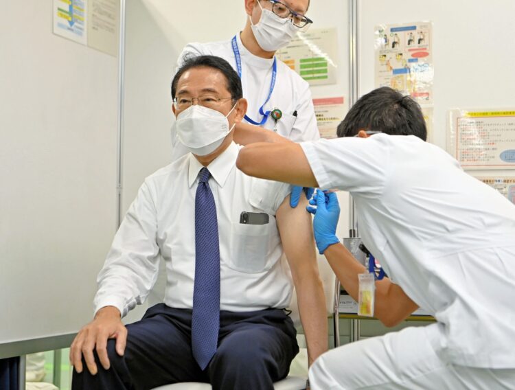 4回目のワクチン接種を受ける岸田文雄首相（共同通信社）