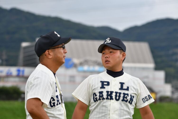 PL学園の「最後のコーチ」を務めた千葉氏（右）が胸に秘めていた思いとは（左は川上監督）