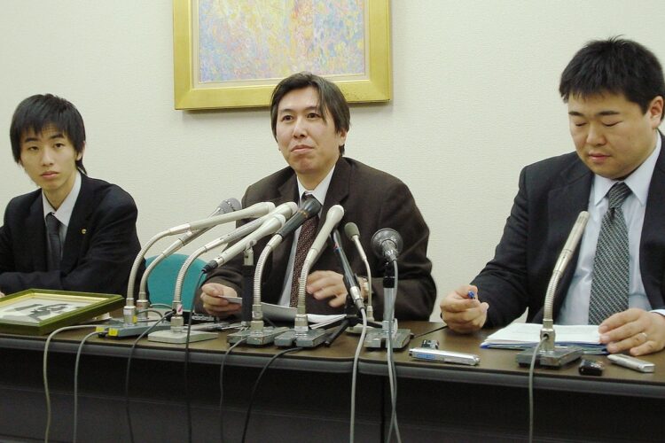 霊感商法被害をめぐって会見する紀藤弁護士（写真は2007年／時事通信フォト）