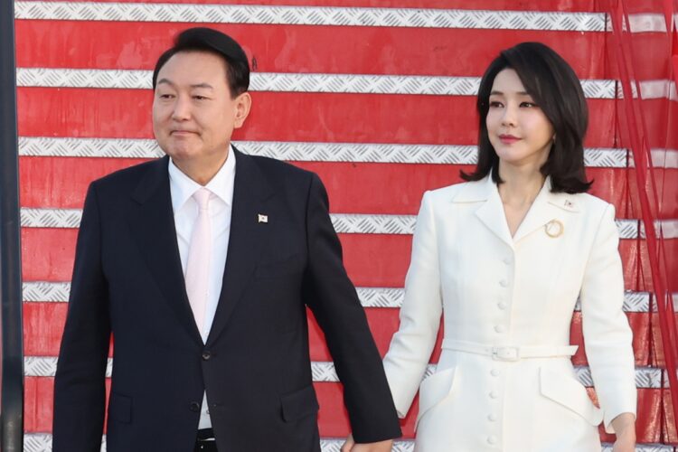 韓国・尹錫悦大統領（左）と金建希夫人（写真／共同通信社）