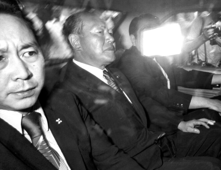 逮捕されたときの田中角栄（写真／共同通信社）