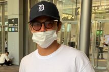 ファンとの写真撮影に応じる山本