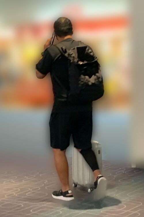 キャリーケースを引き移動する清原氏