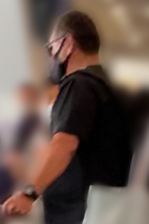 清原氏は白髪交じりの坊主頭