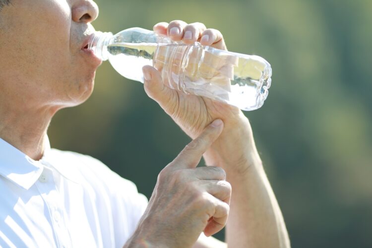 水分補給は飲み物次第で健康へのリスクが（写真／GettyImages）