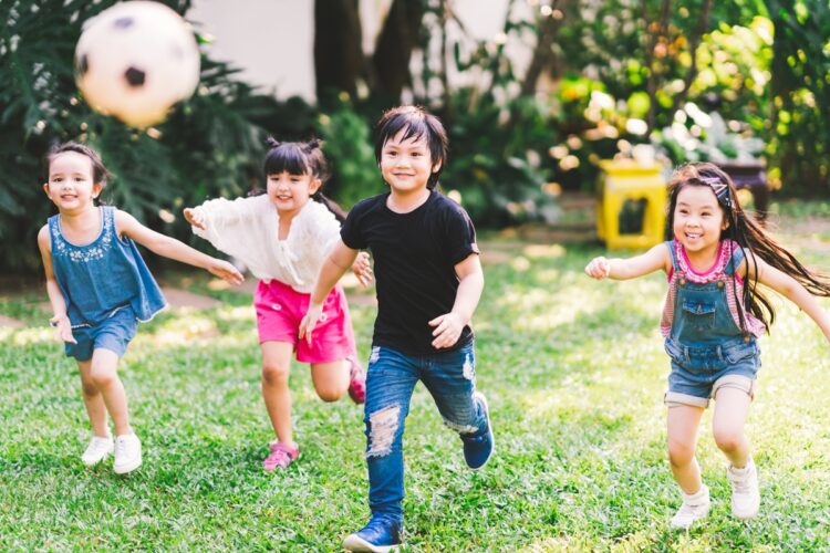 子供たちがのびのび過ごせる土台づくりが大人の役目（写真／Getty Images）