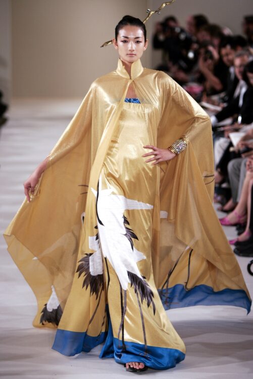 フランス・パリで行われた森英恵さんのコレクションに冨永愛はモデルとして登場（写真／GettyImages）