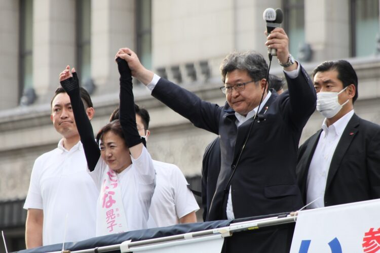 選挙戦では萩生田光一議員が応援演説にはいった（時事通信フォト）