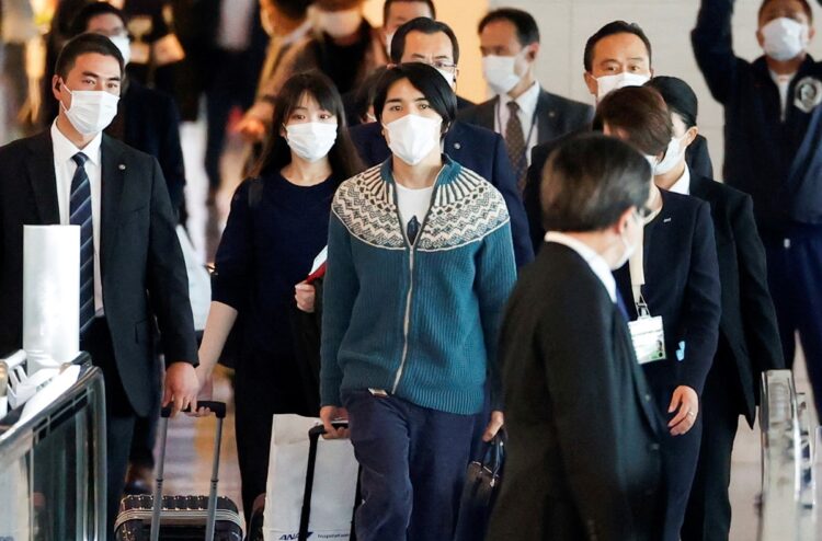 日本を旅立った小室夫妻（写真／共同通信社）